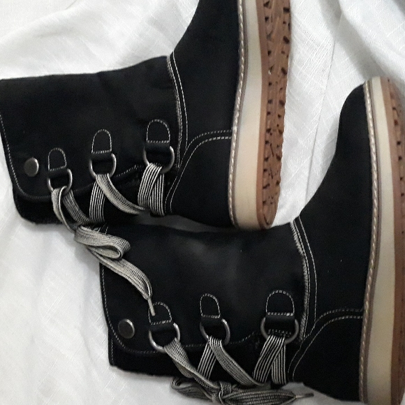 White Mountain black faux fur lined lace up boots. Size 8. - Picture 11 of 13